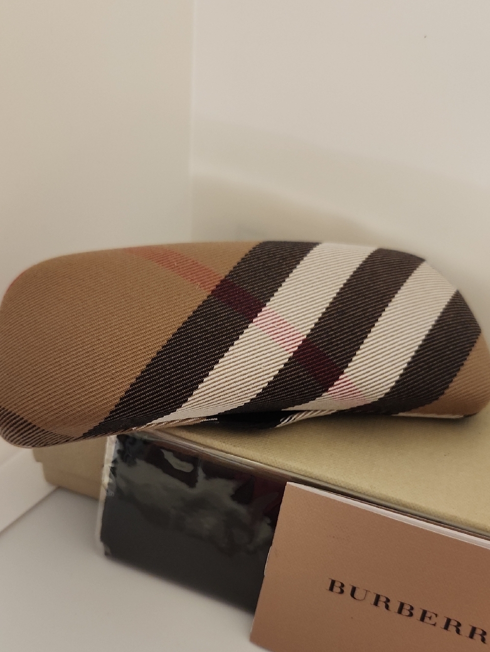 NIB Authentic Burberry case for eyeglasses. Includes microfiber cleaning cloth - Picture 6 of 8